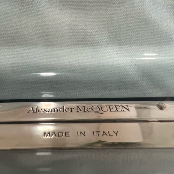 Alexander McQueen Skull Four Ring embellished acrylic clutch - Picture 12 of 14